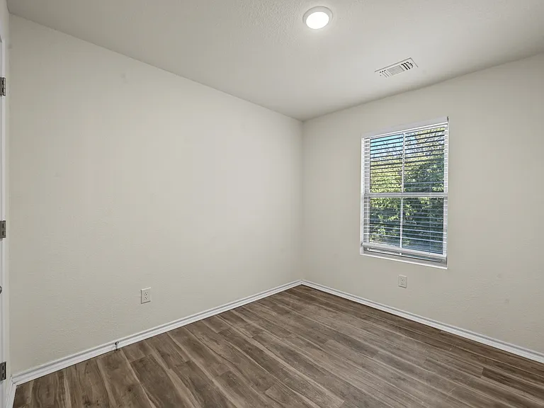 105 SE 4th St #2 — Photo 17