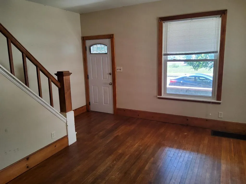 1124 Memorial Ave — Photo 3