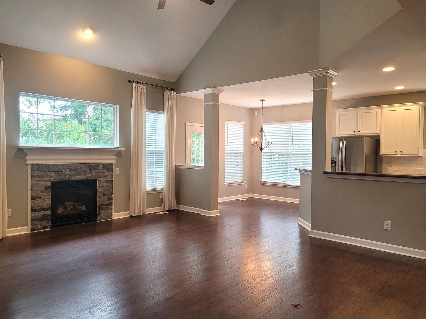 Stunning 4 Bed/2.5 Bath Home - Charlotte - 2 Car Attached Garage - Main Floor Primary Bedroom - L... — Photo 3