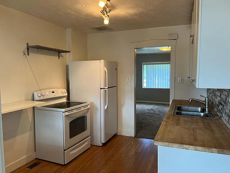 450 E Cleveland Ave — Photo 6
