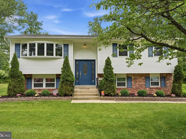 688 Fairfield Dr, Warminster, PA 18974