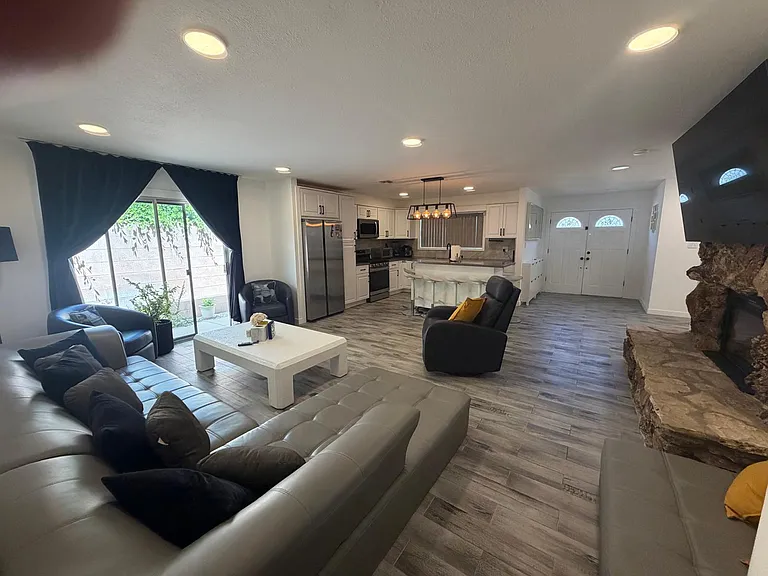 22118 Saticoy St — Photo 14