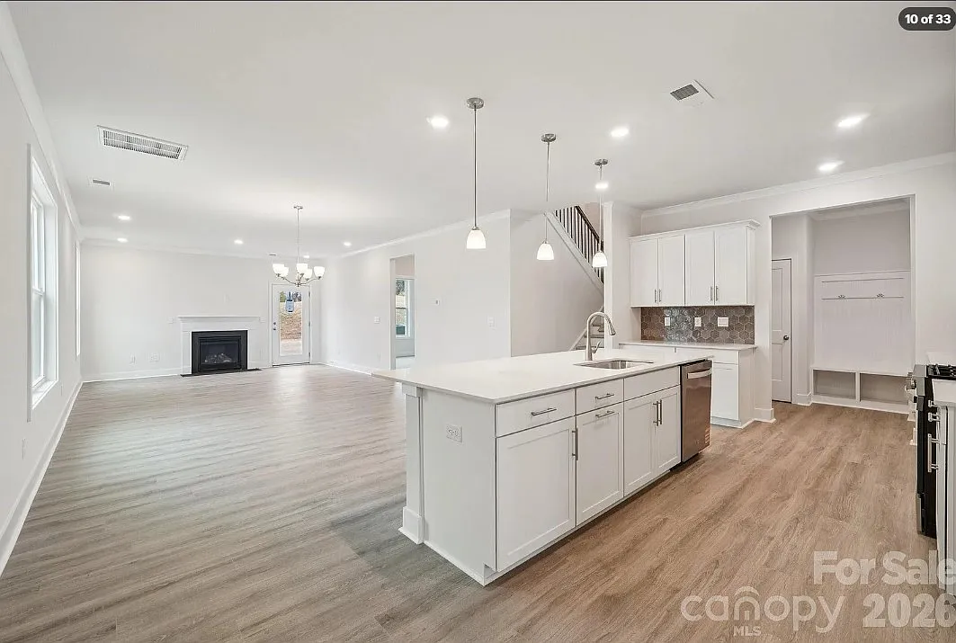 4 bed, 2570 sqft, $2,650 — Photo 3