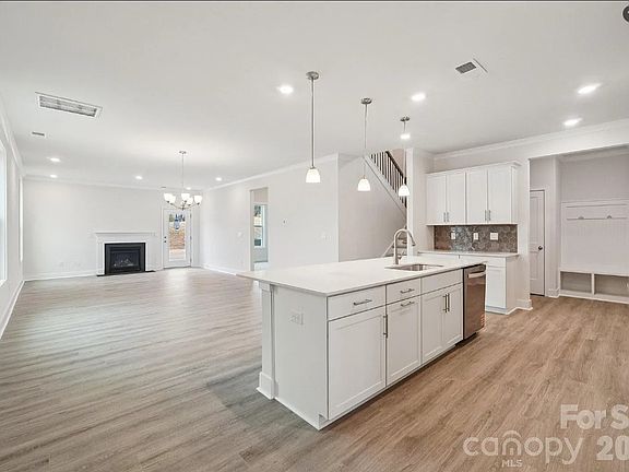 3rd image of 7593 Bainbridge Rd
