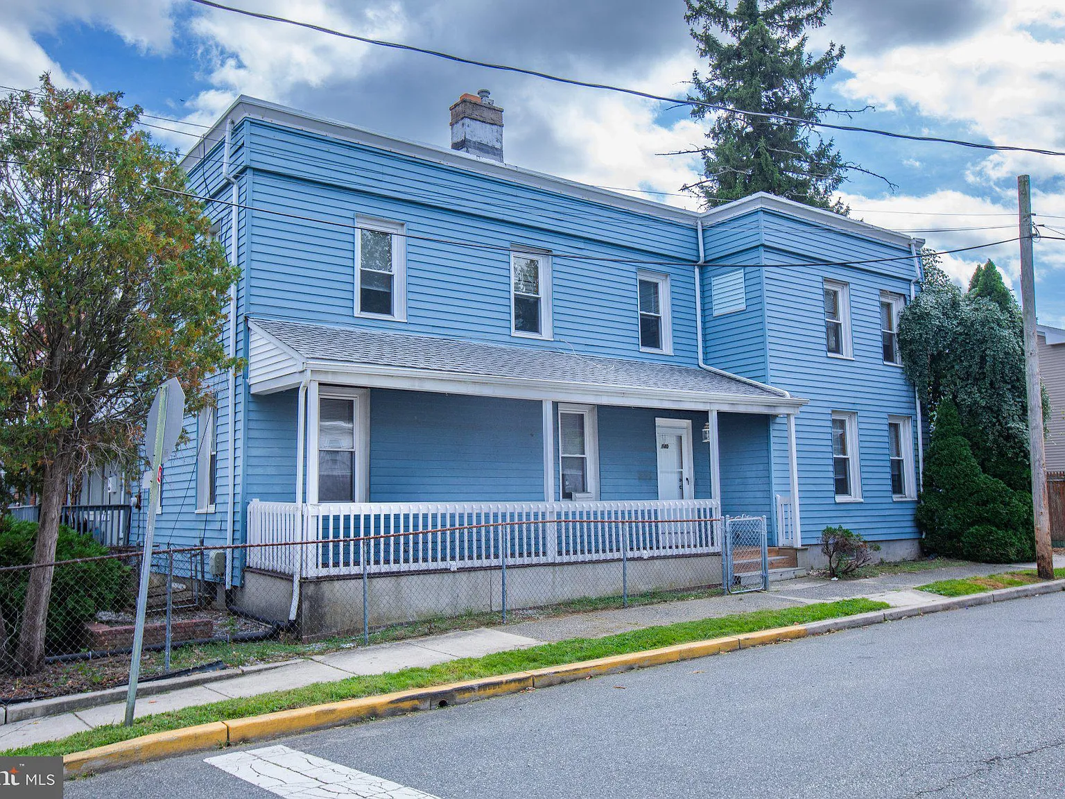 4 bed, 1.0 bath, 2371 sqft, $2,600 — Photo 1