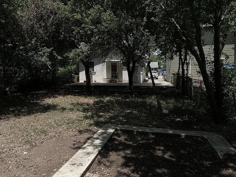 138 Dimmit St — Photo 27