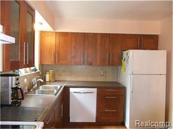 2nd image of 28425 Lake Park Dr