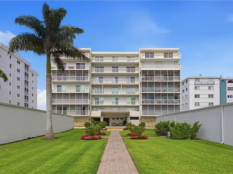 1977 Gulf Shore Blvd N #306 — Photo 1