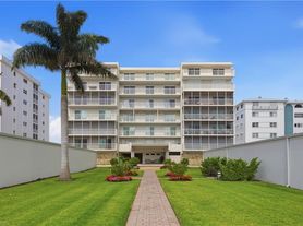 1977 Gulf Shore Blvd N