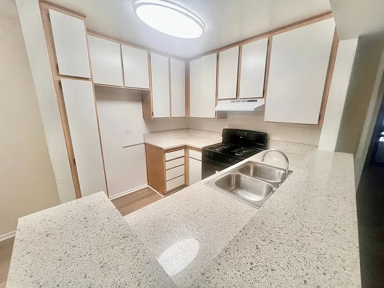 Lassen Apartments — Photo 8