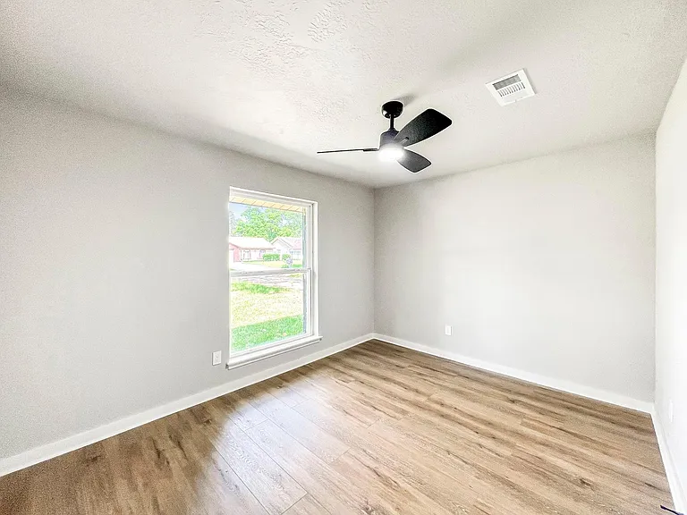 23207 Naples Dr — Photo 16