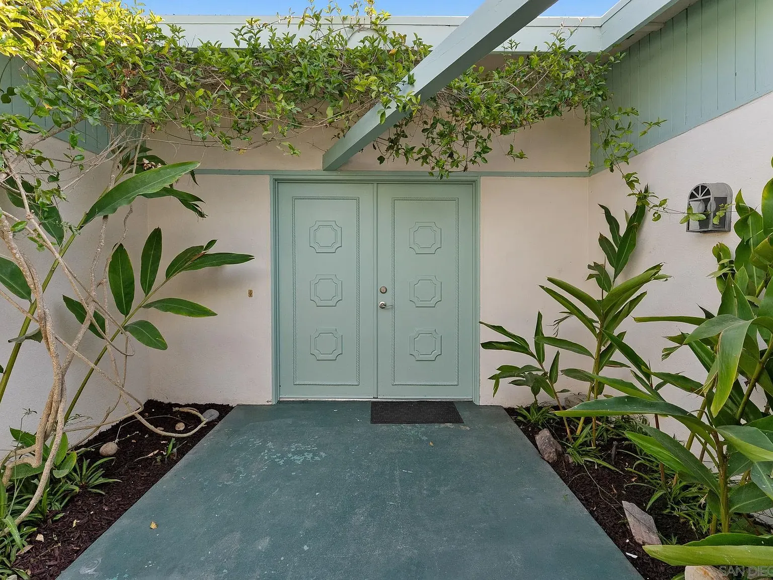 3 bed, 3.0 bath, 2487 sqft, $9,500 — Photo 3