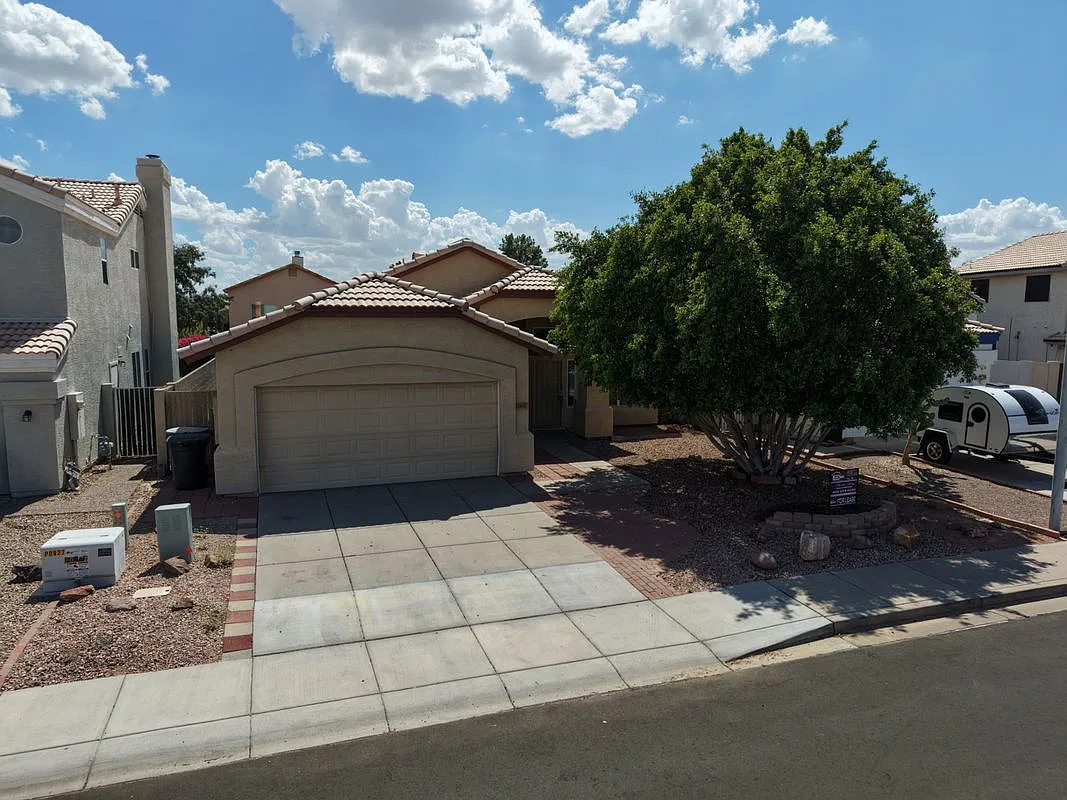 3 bed, 2.0 bath, 1767 sqft, $2,300 — Photo 2