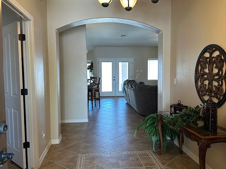 1840 Laramie Dr — Photo 2