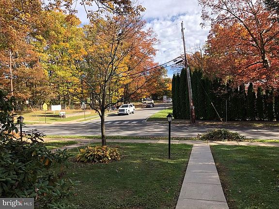 3rd image of 402 Amblewood Way