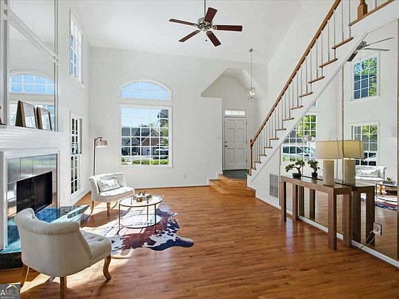 5th image of 220 Ridge Point Ct