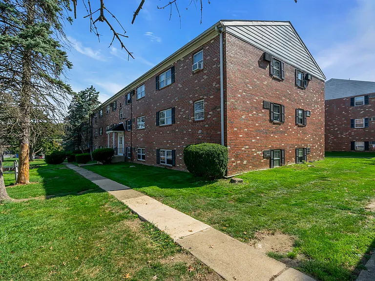 Lancaster Court Apartments — Photo 32