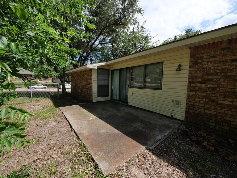 3401 Meadow Oaks Dr — Photo 17