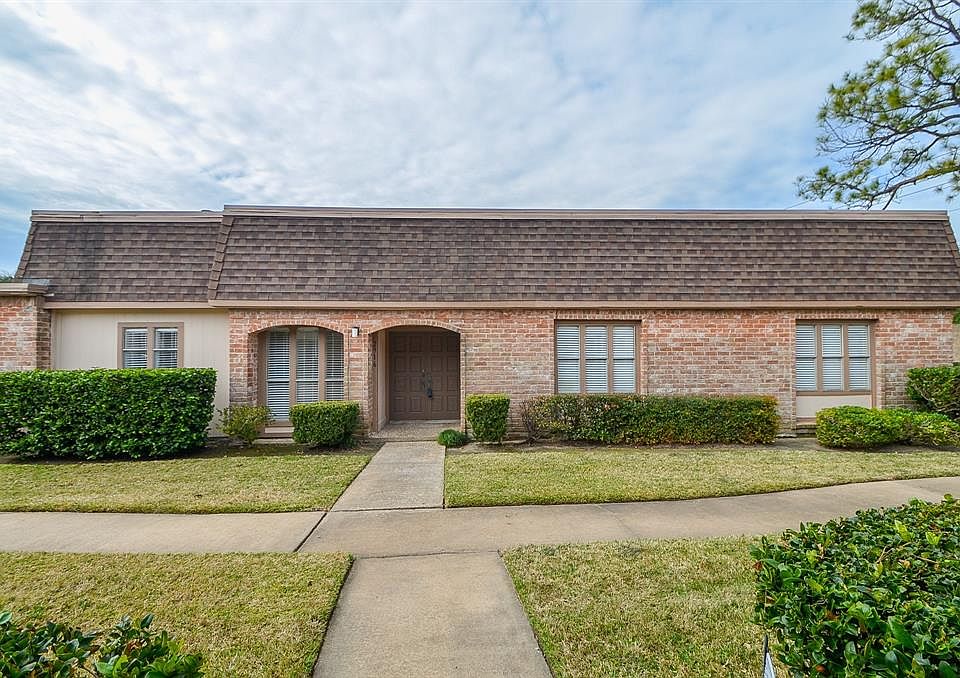 1st image of 2916 Camelot Ln