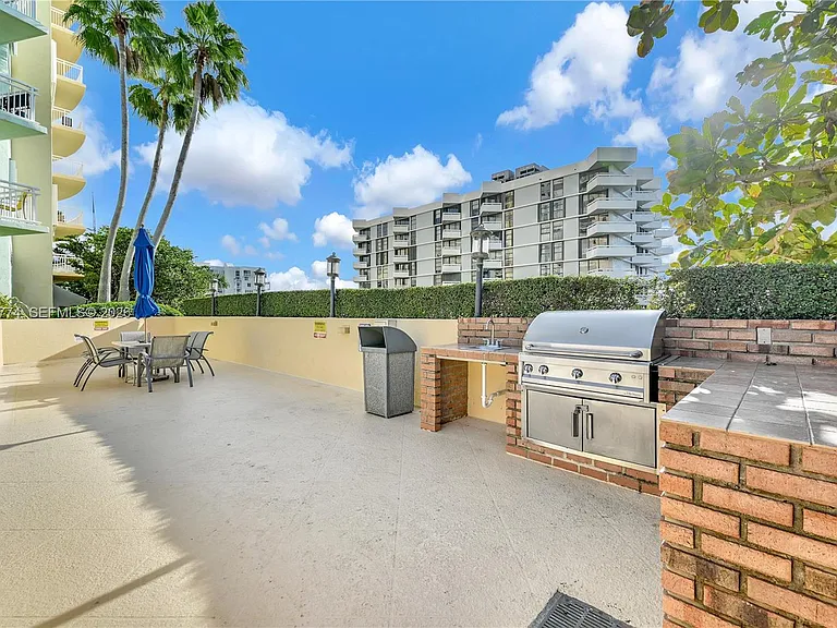 2475 Brickell Ave — Photo 6