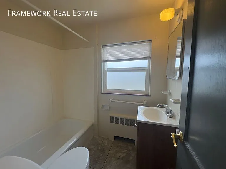 1460 N Ivanhoe St — Photo 5