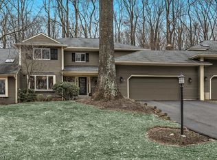 18 Hunters Cir, Tewksbury Township, NJ 08833