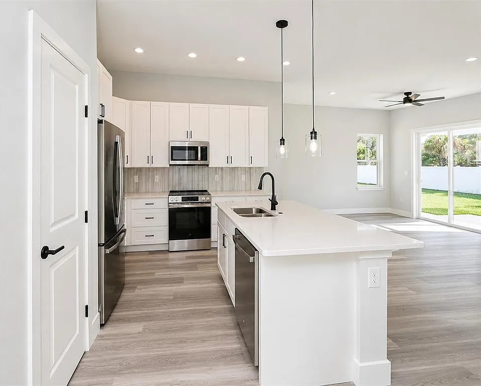 3 bed, 2.0 bath, 1299 sqft, $2,000 — Photo 2