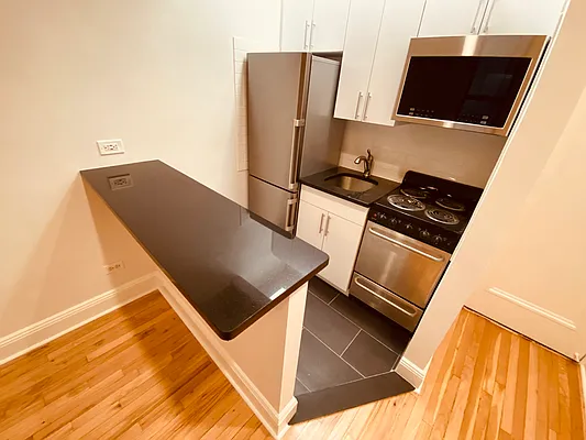 Rented by Metropolis Real Estate of Manhattan | media 25