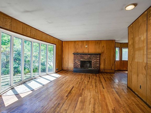 4th image of 8 Huckleberry Ln