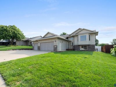 104 N Dewberry Ave, Sioux Falls, SD, 57110