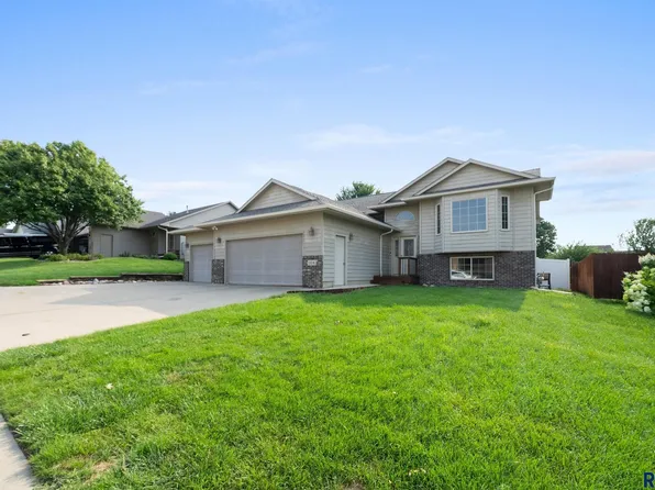 104 N Dewberry Ave, Sioux Falls, SD 57110