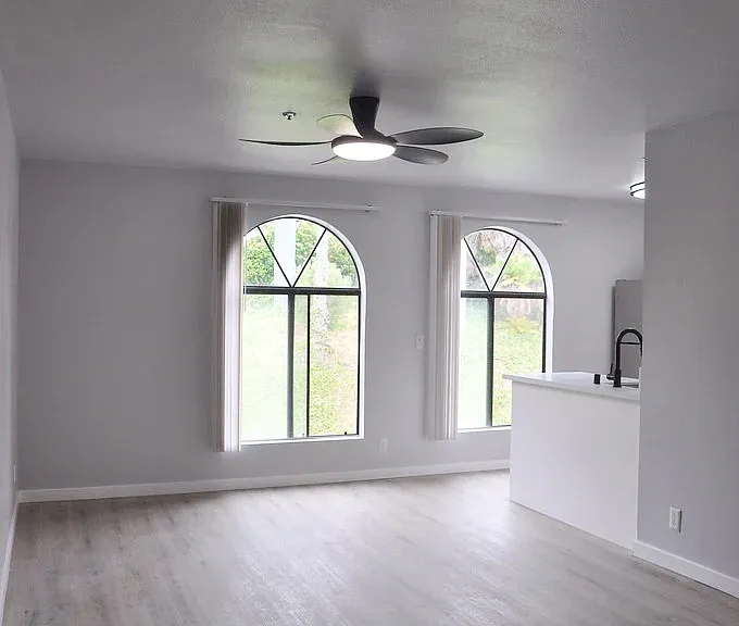 Salt & Vine Oceanside Apartments — Photo 5