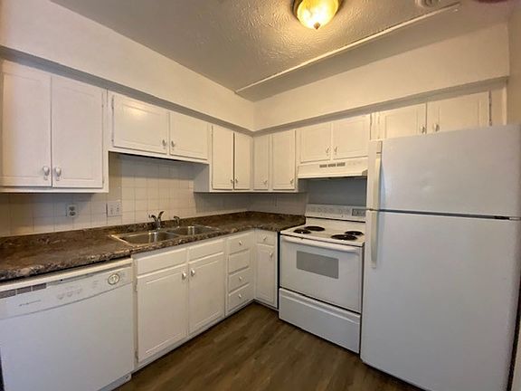 4th image of 1212 Park Hill Cir #D