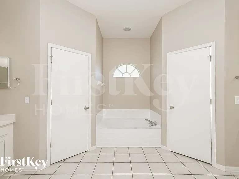 9712 Glenpointe Dr — Photo 10