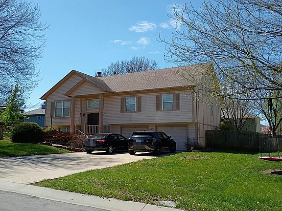 2nd image of 924 NE Carousel Ln