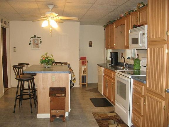 5th image of 215 Painter St