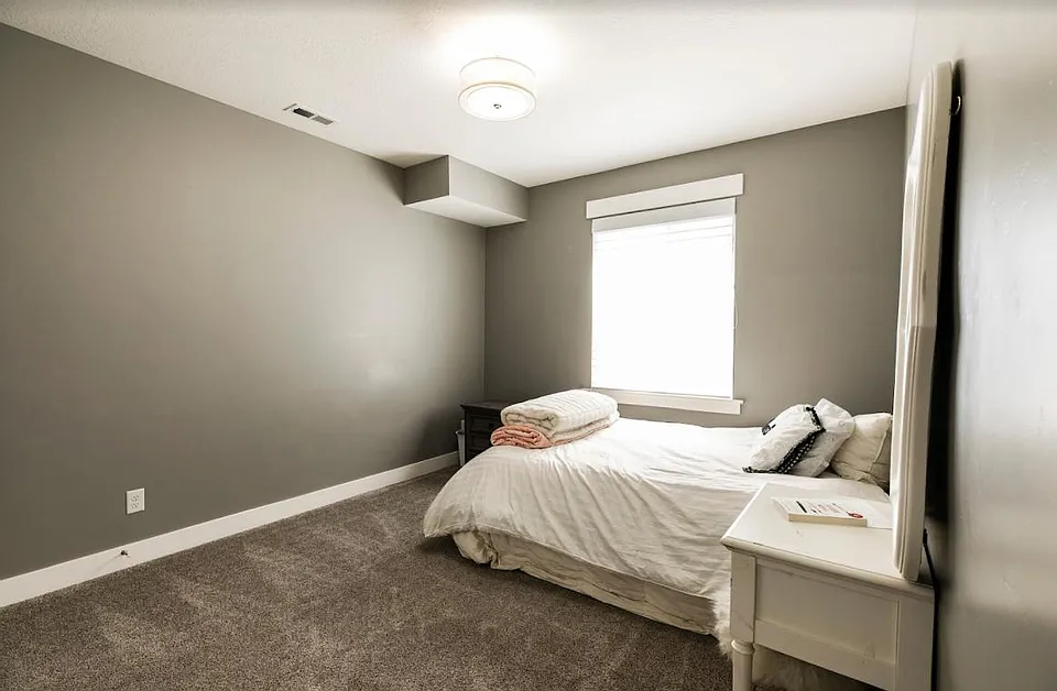 5 bed, 4188 sqft, $3,825 — Photo 3