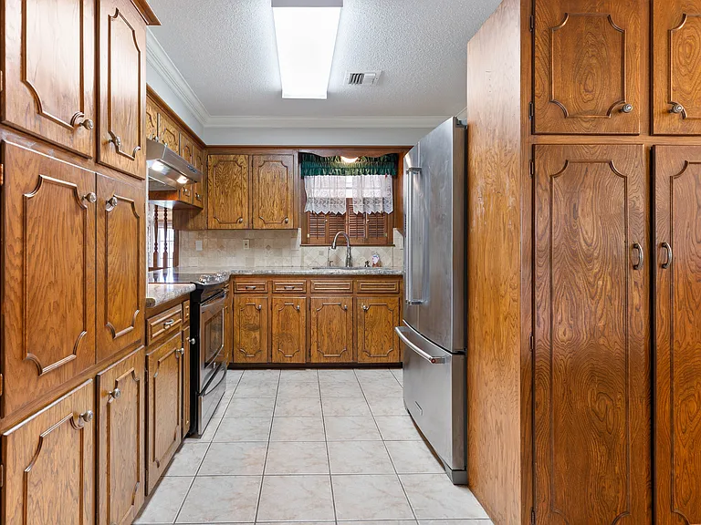 504 Alonda Dr — Photo 4