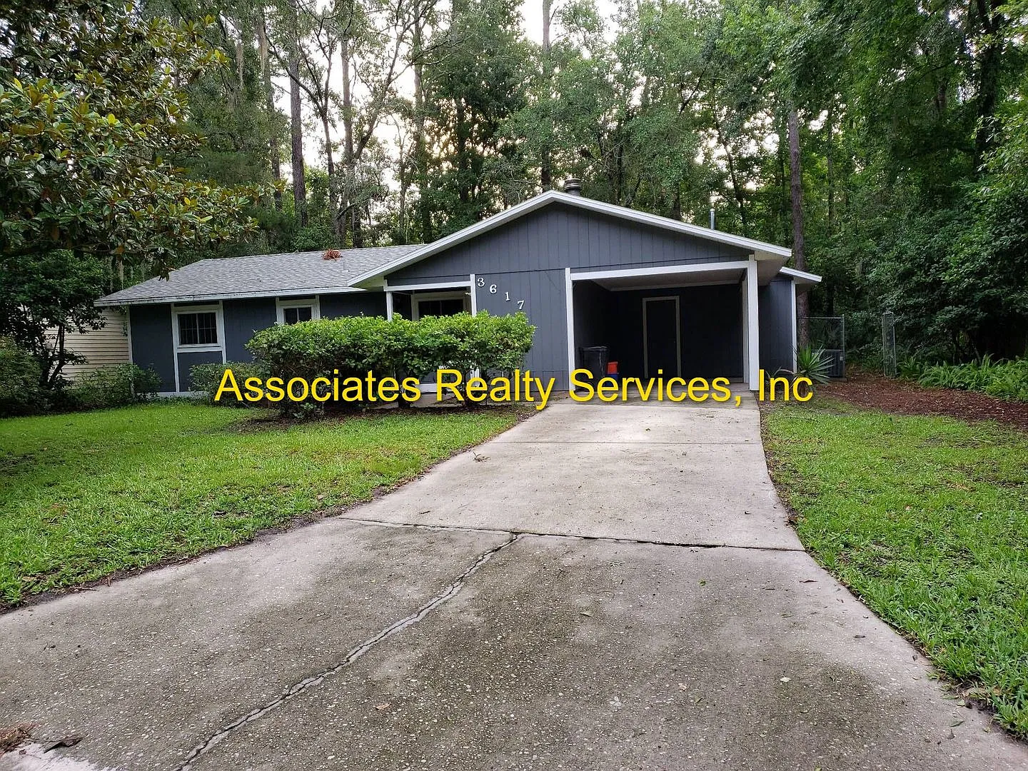 Cute 3 bedroom in Palmetto Woods! — Photo 1