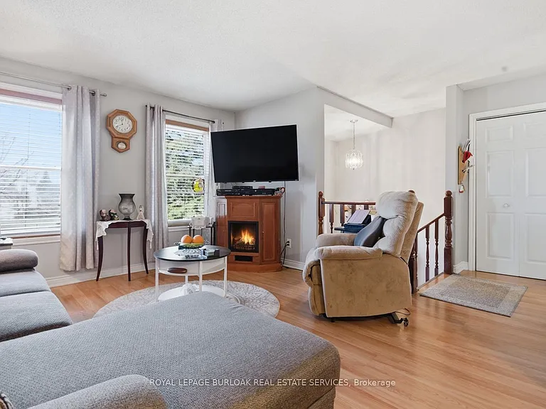 113 Commercial St #UPPER — Photo 6