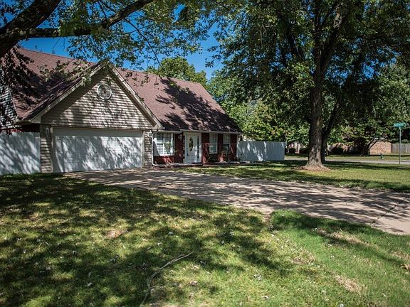 2nd image of 2821 Parkwood Cir