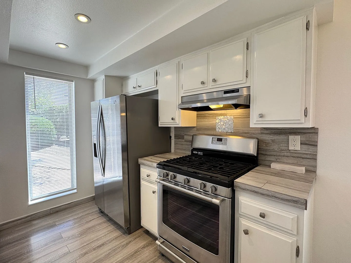 Upgraded 2 Bedroom 1 Bath Condo In Casa Del Cerro, Central A/C, Pool — Photo 4