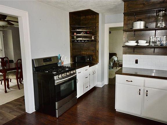 5th image of 403 E North St