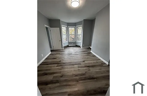 Building Photo - 204 Elm St