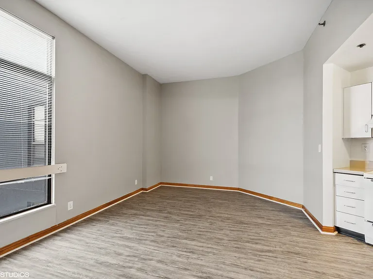 Delmar Loop Apartments — Photo 9