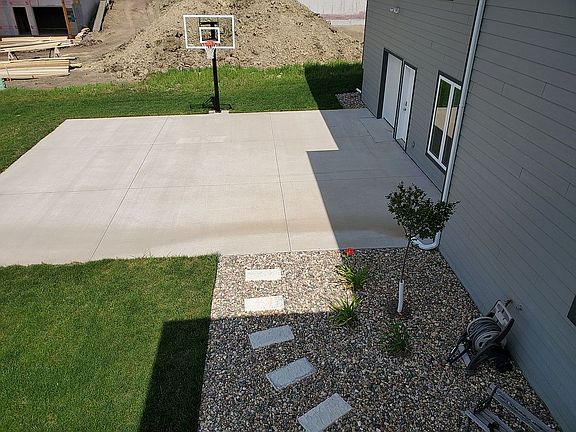 Full landscaped w/Sprinklers