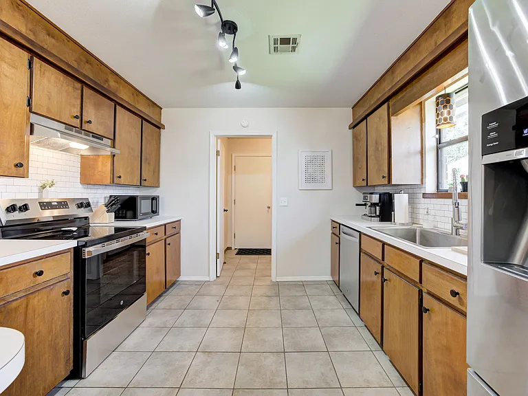 2109 S August St — Photo 16