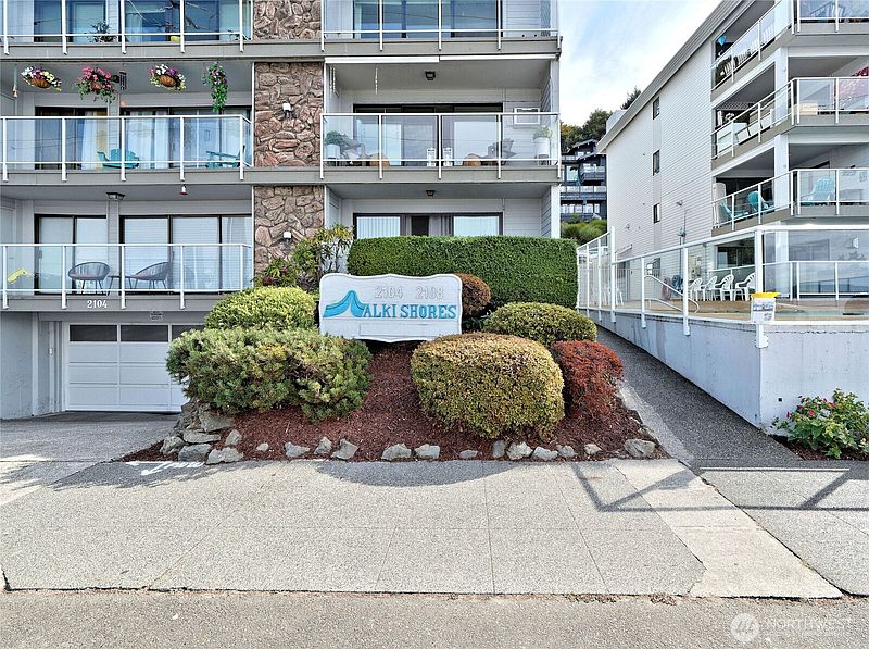3rd image of 2104 Alki Avenue SW #205