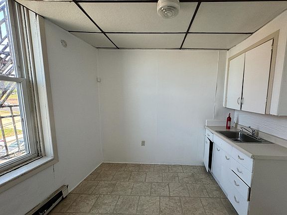5th image of 996 Jefferson Ave APT 17
