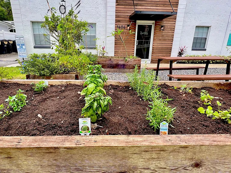 1402 E Gore St — Photo 16